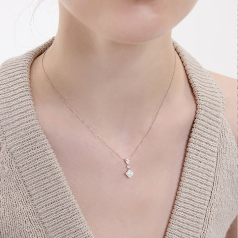 How Do You Wear a Diamond Pendant Necklace?