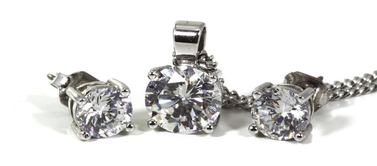 Lab Diamond Earrings Let You Sparkle Like Hailey, Meghan & More Stars